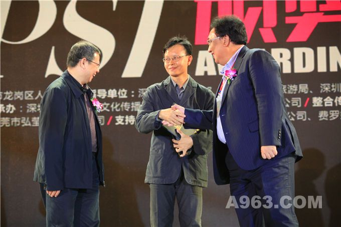 深圳市人大常委会副主任蒋宇扬(右)、深圳市政协常委、市政协提案委员会主任余立功(左)为获奖者颁奖