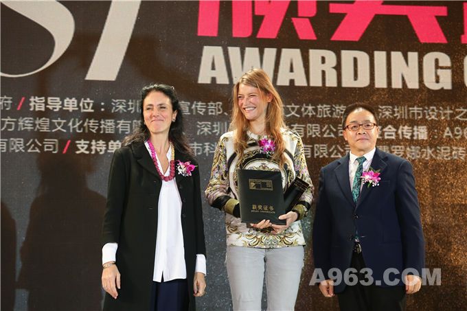 艾特奖组委会主席赵庆祥(右)、美国麻省理工学院客座教授、C+S设计公司总裁Maria Alessandra Segantini(左)为获奖者颁奖