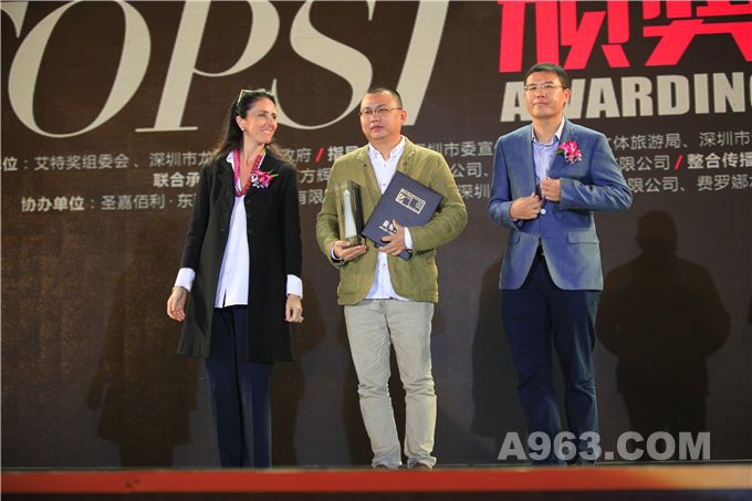 美国麻省理工学院客座教授、C+S设计公司总裁Maria Segantini(左)、君胜投资控股集团董事长曾胜(右)为获奖者颁奖