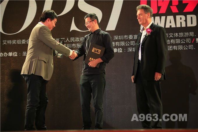 深圳市文体旅游局副局长钱强(左)意大利罗马大学建筑学院教授Giuseppe Strappa(右)为获奖者颁奖