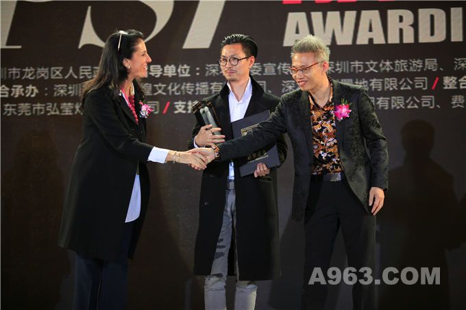 美国麻省理工学院客座教授、C+S设计公司总裁Maria Alessandra Segantini(左)、深圳市室内设计师协会会长洪忠轩(右)为获奖者颁奖