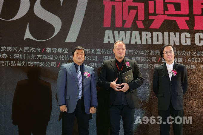 艾特奖国际学术委员会执行主席、哈佛大学建筑学博士、台湾亞洲大学副校长刘育东(右)、天津美术学院环境与建筑艺术学院院长彭军(左)为获奖者颁奖