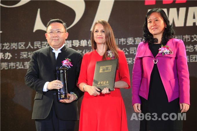 深圳市科协党组书记、科协副主席张莉(右)、深圳市人民政府新闻办公室主任、 “设计之都”推广办公室主任韩望喜(左)为获奖者颁奖