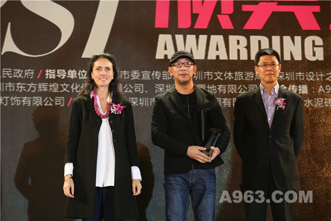 美国麻省理工学院客座教授、C+S设计公司总裁Maria Alessandra Segantini(左)、龙光地产集团副总裁朱宣(右)为获奖者颁奖