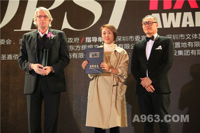 CCD香港郑中设计事务所副总裁cosmos陈志诚(右)、意大利共和国文化艺术总统勋章获得者、米兰世博会意大利国家馆设计者Michele Molè(左)为获奖者颁奖