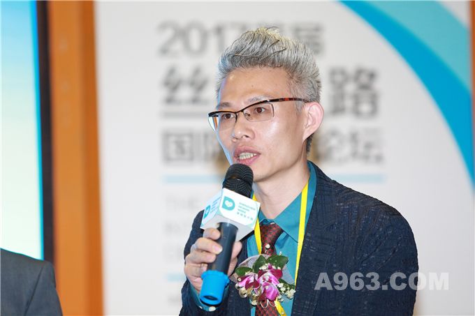 深圳市室内设计师协会会长、HHD(香港)假日东方国际设计机构负责人洪忠轩先生担纲对话主持